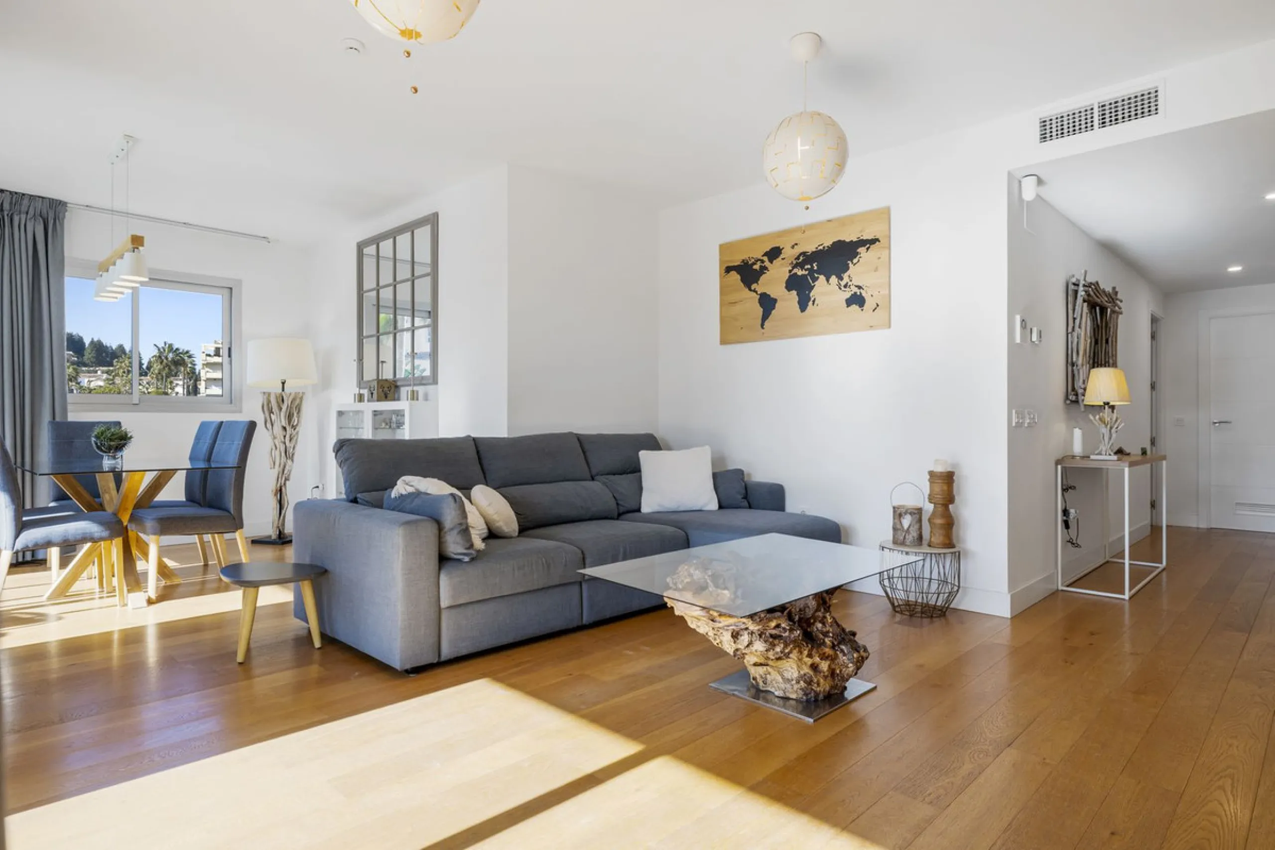 Discover this stylish first-floor apartment in the exclusive El Chaparral area of Mijas Costa, featuring a southwest orientation and a prime location between Fuengirola and La Cala de Mijas.