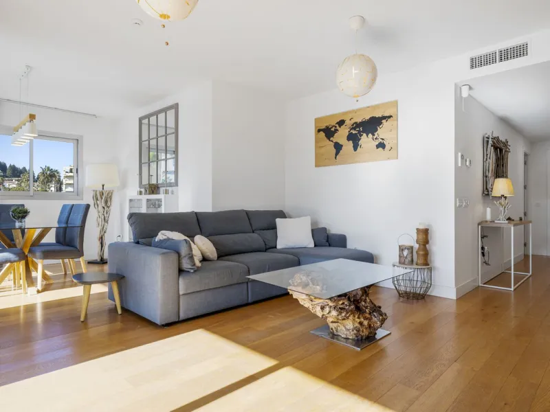 Discover this stylish first-floor apartment in the exclusive El Chaparral area of Mijas Costa, featuring a southwest orientation and a prime location between Fuengirola and La Cala de Mijas.