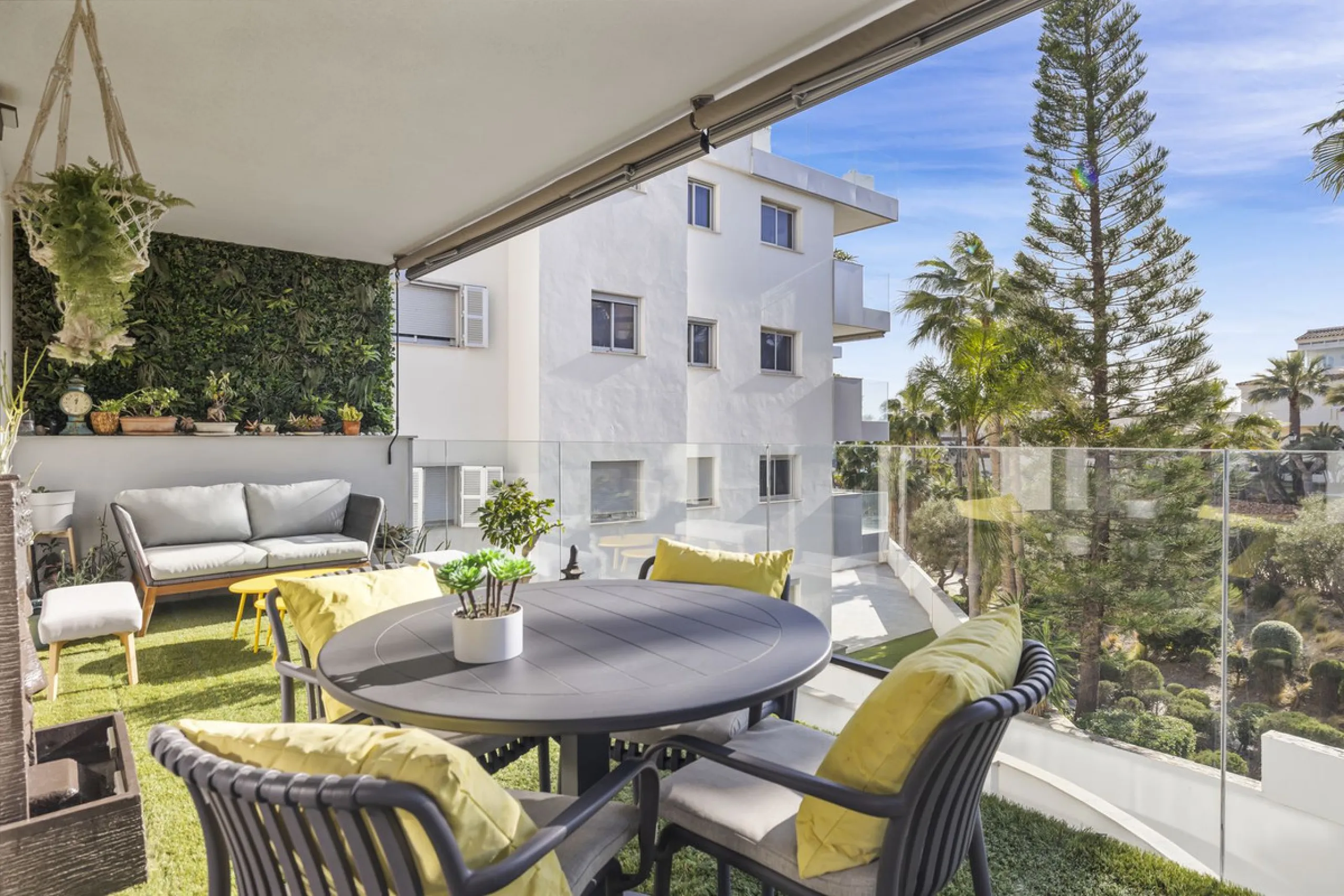 Discover this stylish first-floor apartment in the exclusive El Chaparral area of Mijas Costa, featuring a southwest orientation and a prime location between Fuengirola and La Cala de Mijas.