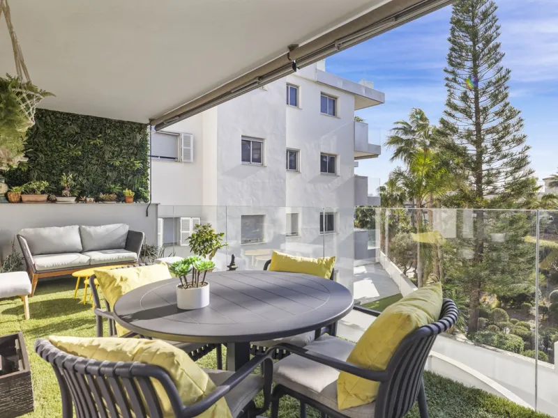 Discover this stylish first-floor apartment in the exclusive El Chaparral area of Mijas Costa, featuring a southwest orientation and a prime location between Fuengirola and La Cala de Mijas.