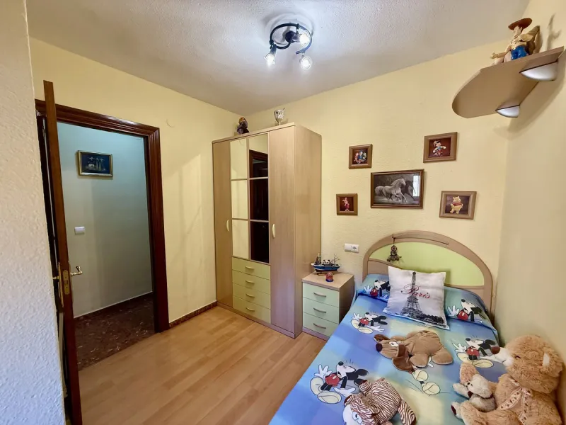 Apartment - Middle Floor Apartment в продаже в Fuengirola, Málaga. В доме 3 спален и 1 ванных комнат. Площадь дома 74 м²