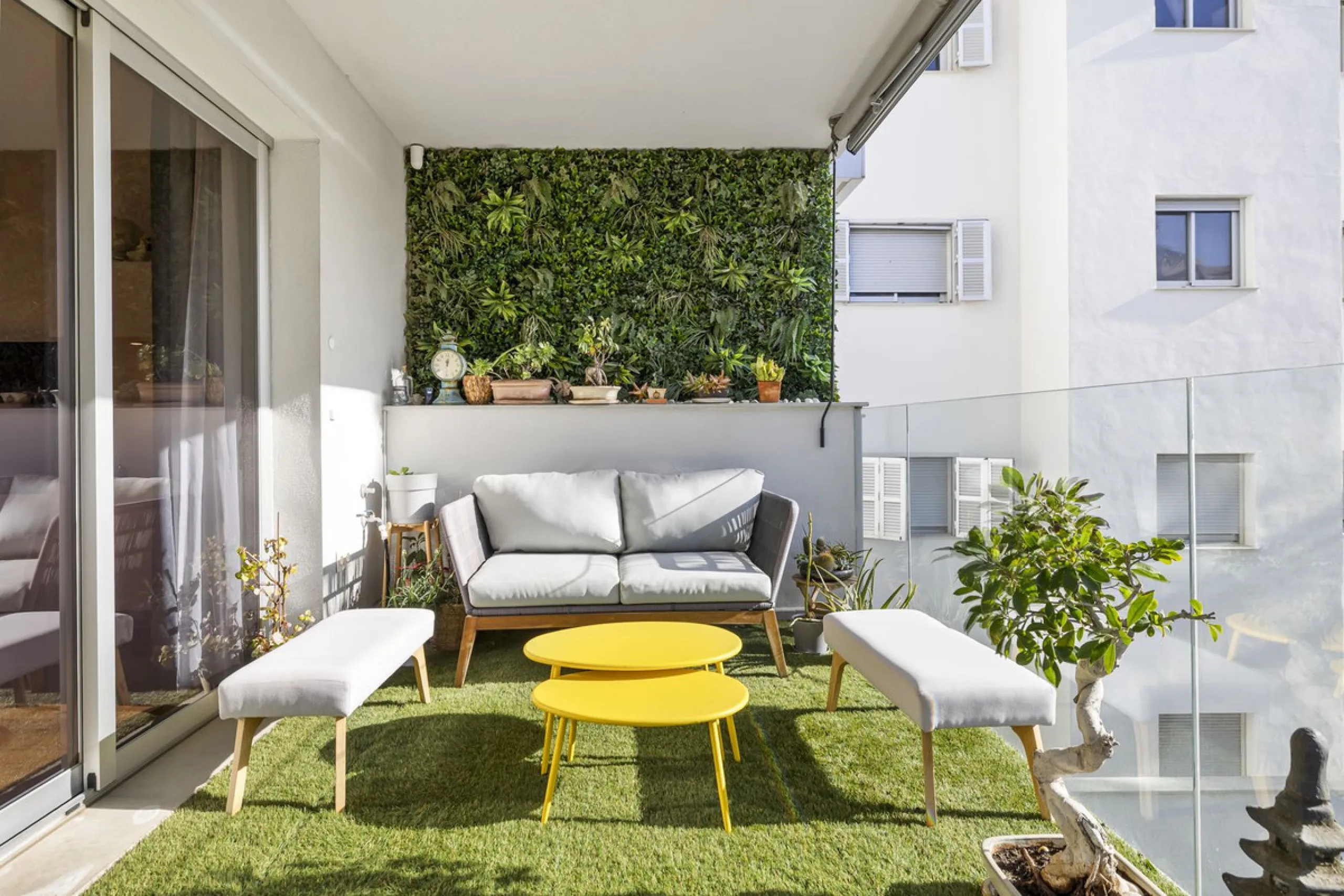 Discover this stylish first-floor apartment in the exclusive El Chaparral area of Mijas Costa, featuring a southwest orientation and a prime location between Fuengirola and La Cala de Mijas.