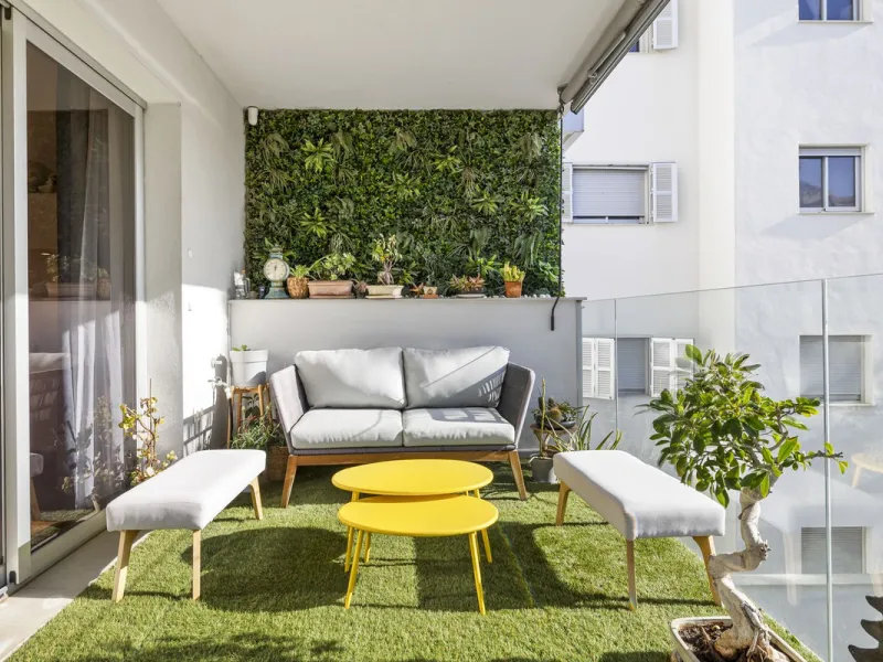 Discover this stylish first-floor apartment in the exclusive El Chaparral area of Mijas Costa, featuring a southwest orientation and a prime location between Fuengirola and La Cala de Mijas.