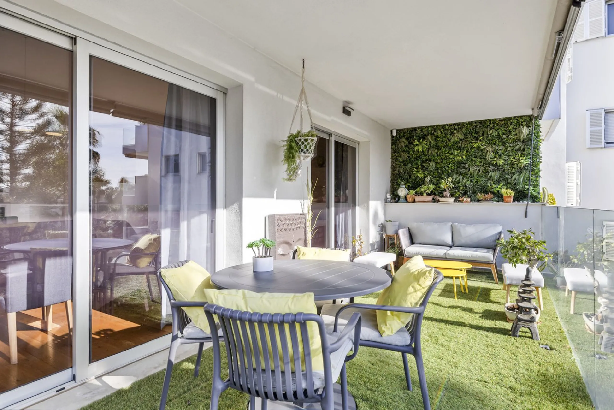 Discover this stylish first-floor apartment in the exclusive El Chaparral area of Mijas Costa, featuring a southwest orientation and a prime location between Fuengirola and La Cala de Mijas.