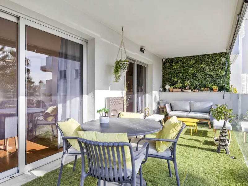 Discover this stylish first-floor apartment in the exclusive El Chaparral area of Mijas Costa, featuring a southwest orientation and a prime location between Fuengirola and La Cala de Mijas.