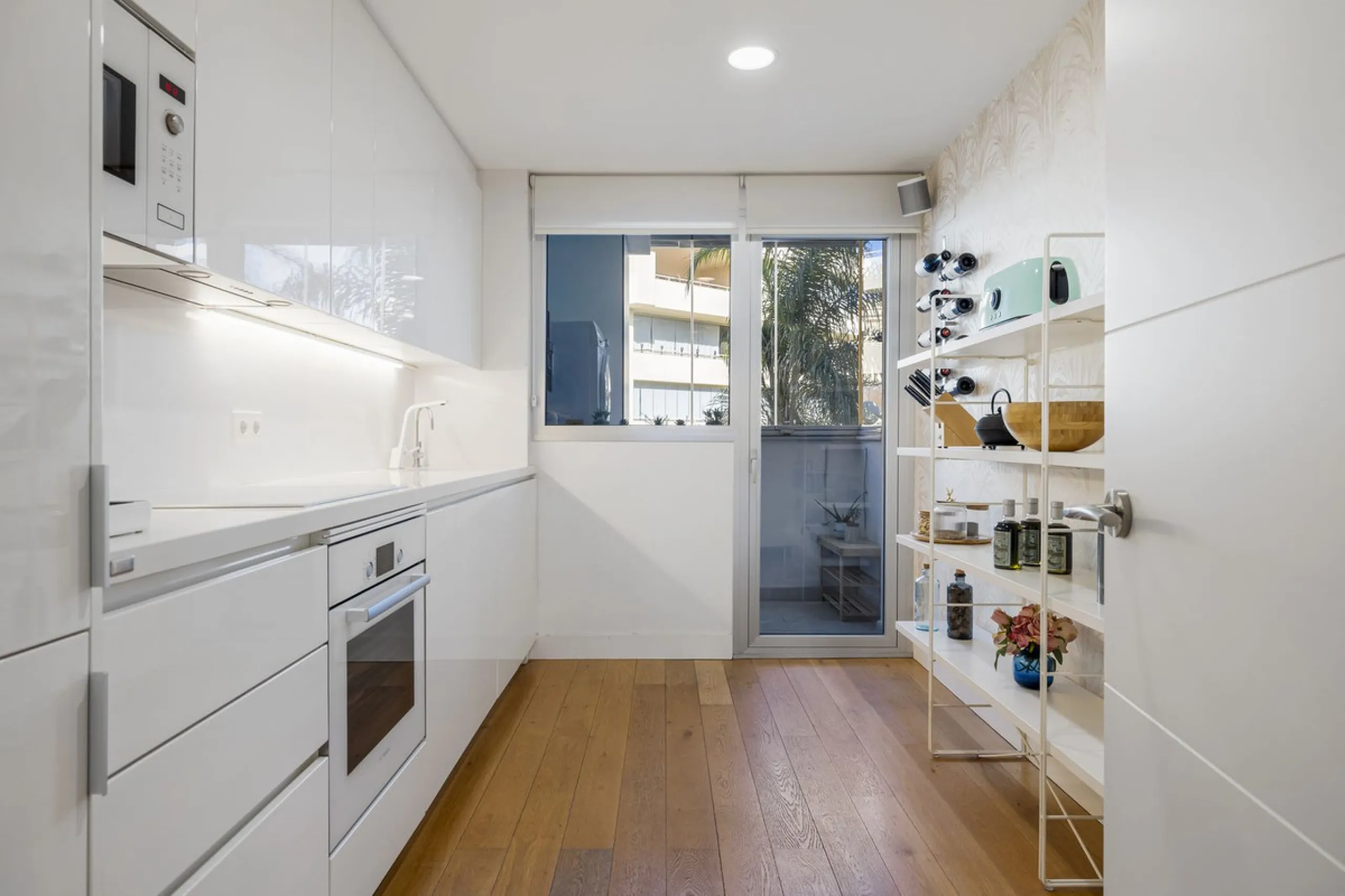Discover this stylish first-floor apartment in the exclusive El Chaparral area of Mijas Costa, featuring a southwest orientation and a prime location between Fuengirola and La Cala de Mijas.