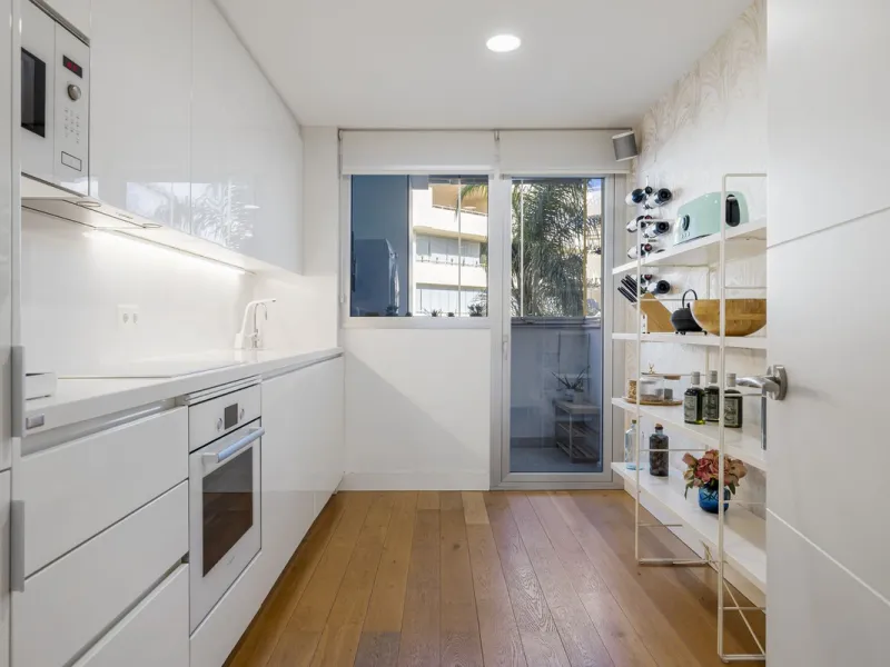 Discover this stylish first-floor apartment in the exclusive El Chaparral area of Mijas Costa, featuring a southwest orientation and a prime location between Fuengirola and La Cala de Mijas.