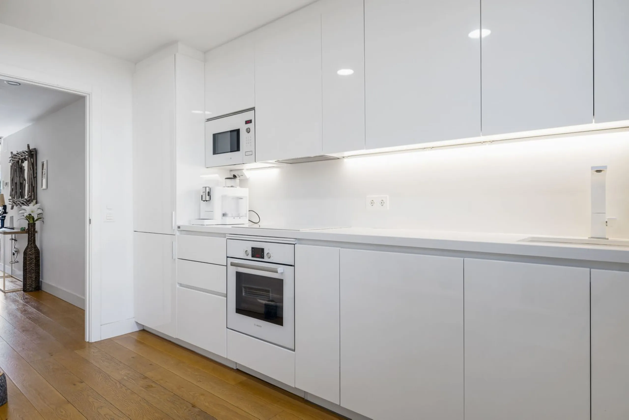 Discover this stylish first-floor apartment in the exclusive El Chaparral area of Mijas Costa, featuring a southwest orientation and a prime location between Fuengirola and La Cala de Mijas.