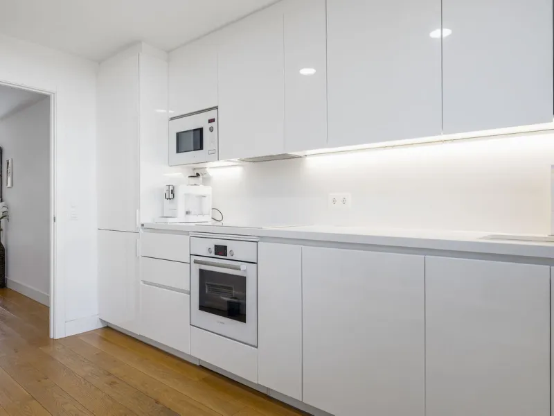 Discover this stylish first-floor apartment in the exclusive El Chaparral area of Mijas Costa, featuring a southwest orientation and a prime location between Fuengirola and La Cala de Mijas.