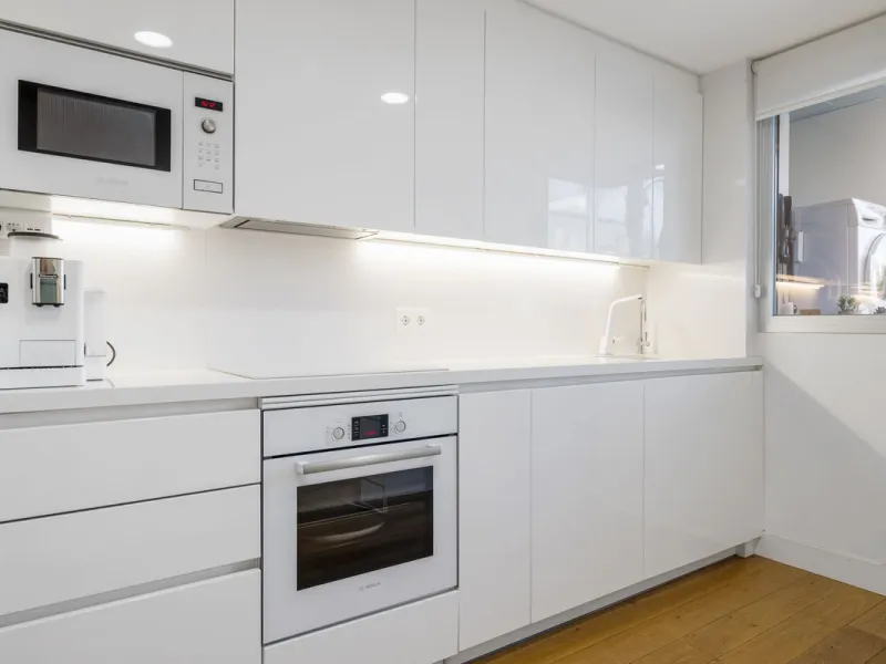 Discover this stylish first-floor apartment in the exclusive El Chaparral area of Mijas Costa, featuring a southwest orientation and a prime location between Fuengirola and La Cala de Mijas.