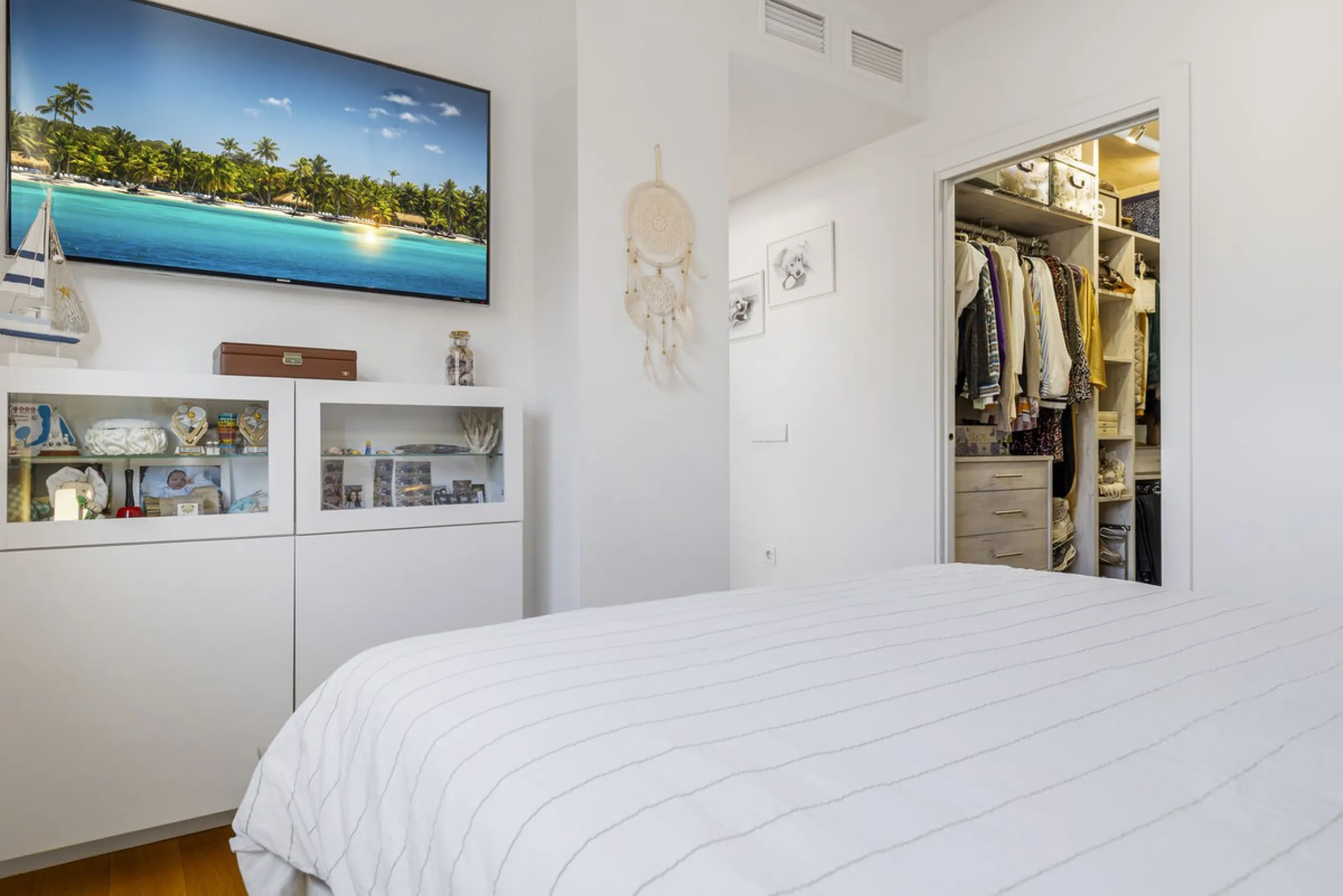 Discover this stylish first-floor apartment in the exclusive El Chaparral area of Mijas Costa, featuring a southwest orientation and a prime location between Fuengirola and La Cala de Mijas.