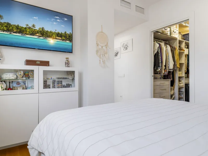 Discover this stylish first-floor apartment in the exclusive El Chaparral area of Mijas Costa, featuring a southwest orientation and a prime location between Fuengirola and La Cala de Mijas.