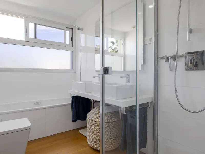 Discover this stylish first-floor apartment in the exclusive El Chaparral area of Mijas Costa, featuring a southwest orientation and a prime location between Fuengirola and La Cala de Mijas.