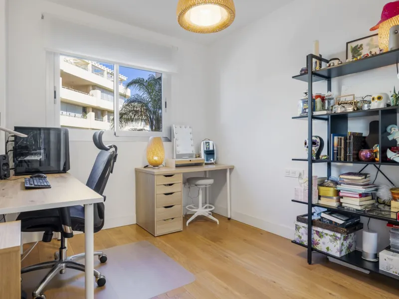 Discover this stylish first-floor apartment in the exclusive El Chaparral area of Mijas Costa, featuring a southwest orientation and a prime location between Fuengirola and La Cala de Mijas.