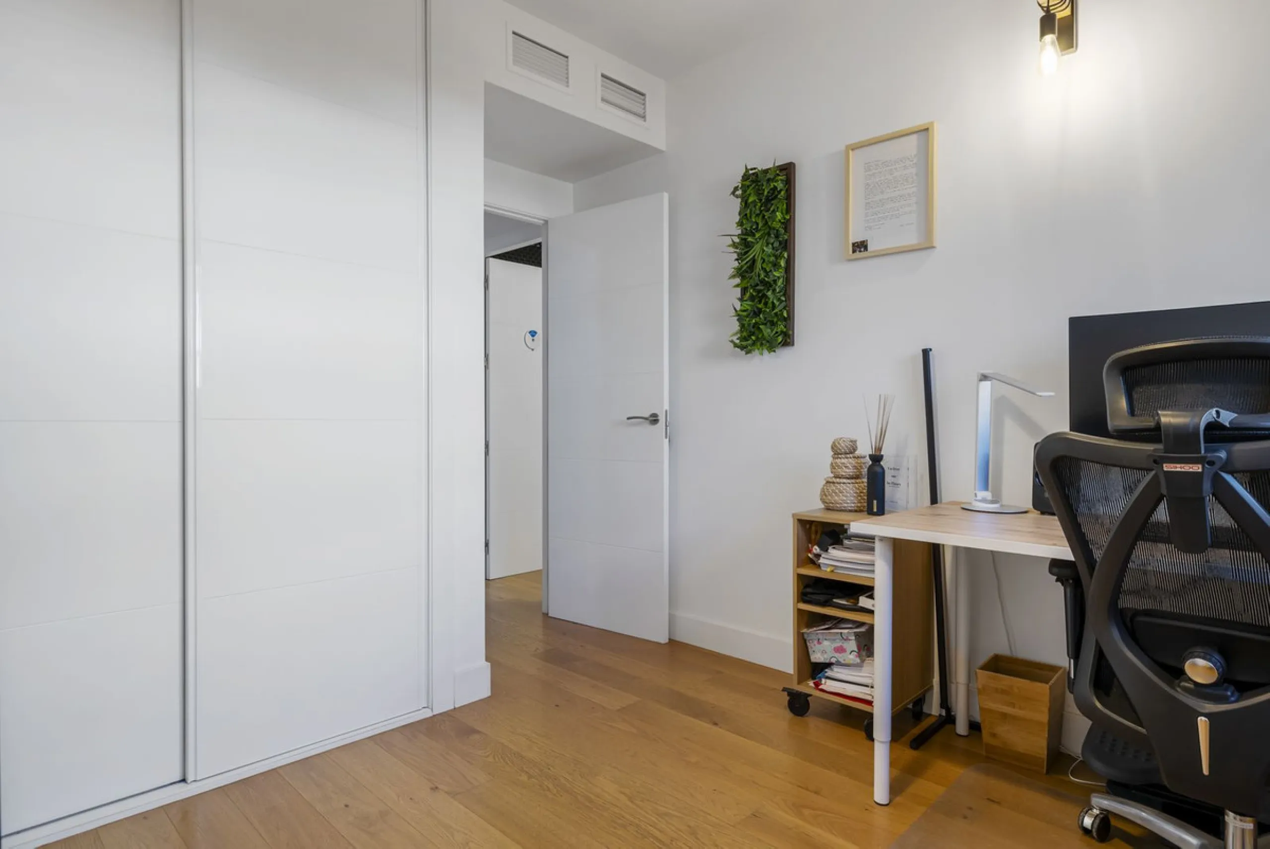 Discover this stylish first-floor apartment in the exclusive El Chaparral area of Mijas Costa, featuring a southwest orientation and a prime location between Fuengirola and La Cala de Mijas.