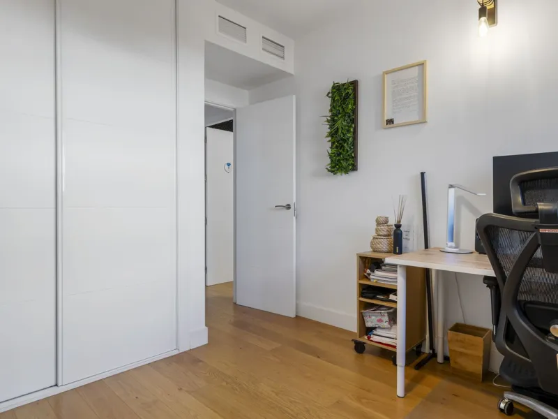 Discover this stylish first-floor apartment in the exclusive El Chaparral area of Mijas Costa, featuring a southwest orientation and a prime location between Fuengirola and La Cala de Mijas.