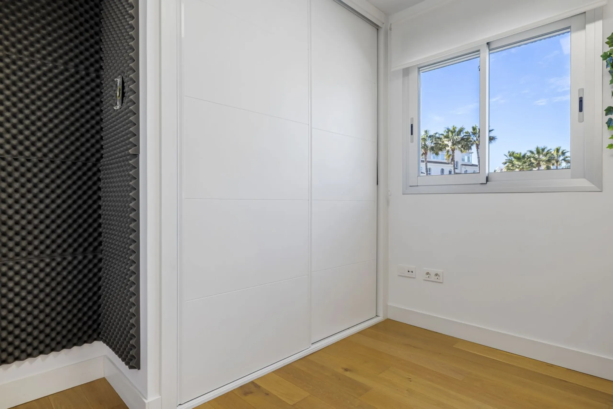 Discover this stylish first-floor apartment in the exclusive El Chaparral area of Mijas Costa, featuring a southwest orientation and a prime location between Fuengirola and La Cala de Mijas.