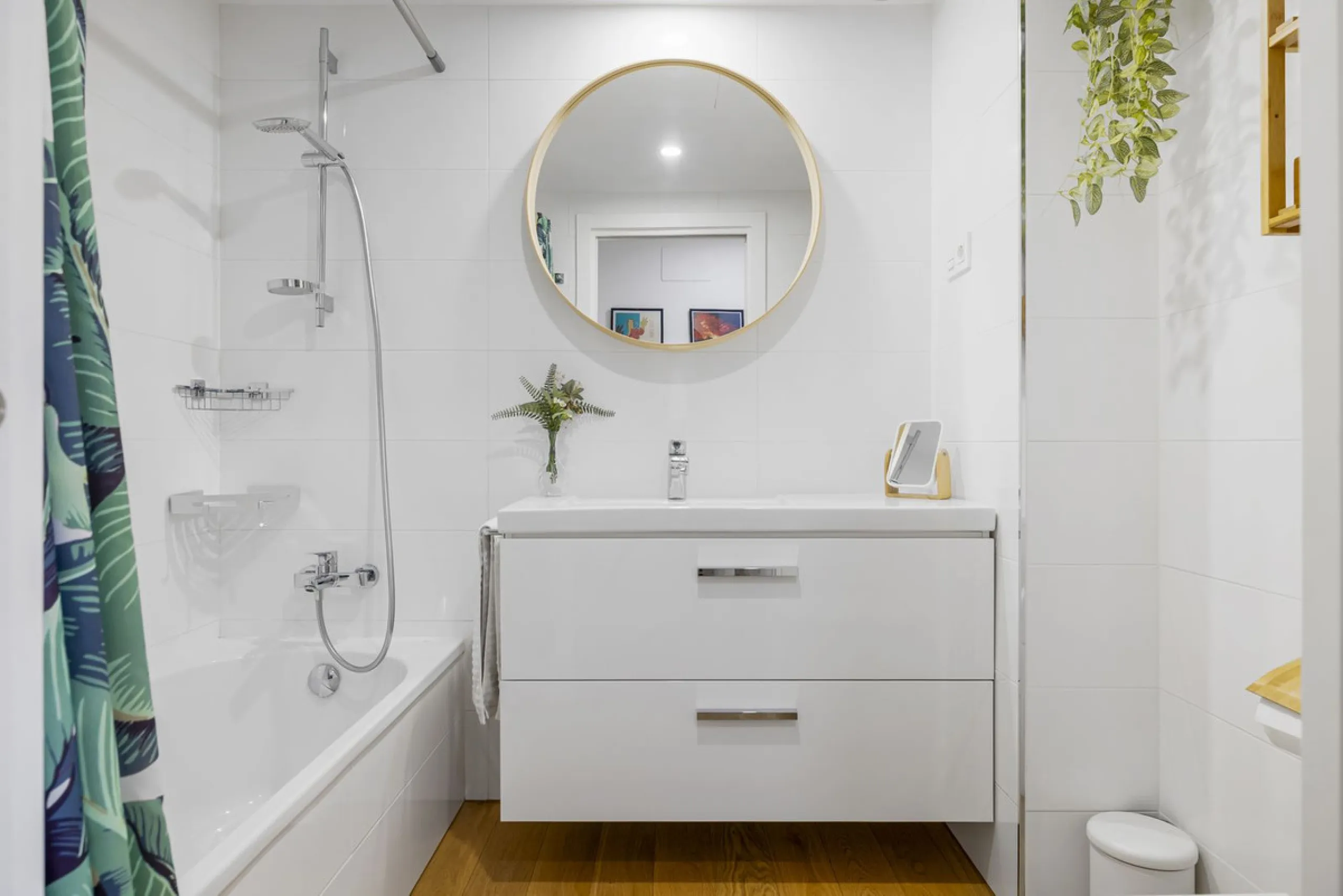 Discover this stylish first-floor apartment in the exclusive El Chaparral area of Mijas Costa, featuring a southwest orientation and a prime location between Fuengirola and La Cala de Mijas.