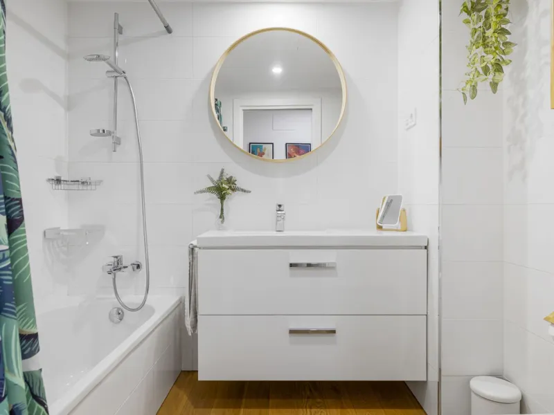 Discover this stylish first-floor apartment in the exclusive El Chaparral area of Mijas Costa, featuring a southwest orientation and a prime location between Fuengirola and La Cala de Mijas.