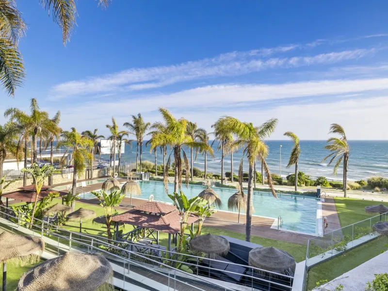 Discover this stylish first-floor apartment in the exclusive El Chaparral area of Mijas Costa, featuring a southwest orientation and a prime location between Fuengirola and La Cala de Mijas.