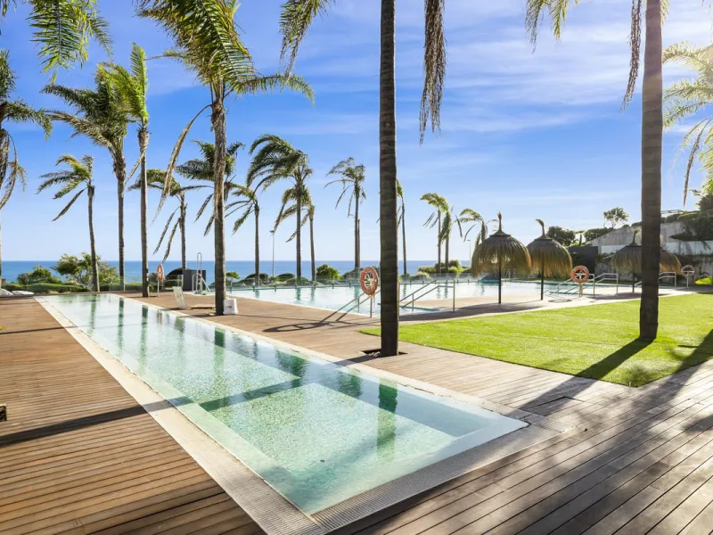 Discover this stylish first-floor apartment in the exclusive El Chaparral area of Mijas Costa, featuring a southwest orientation and a prime location between Fuengirola and La Cala de Mijas.
