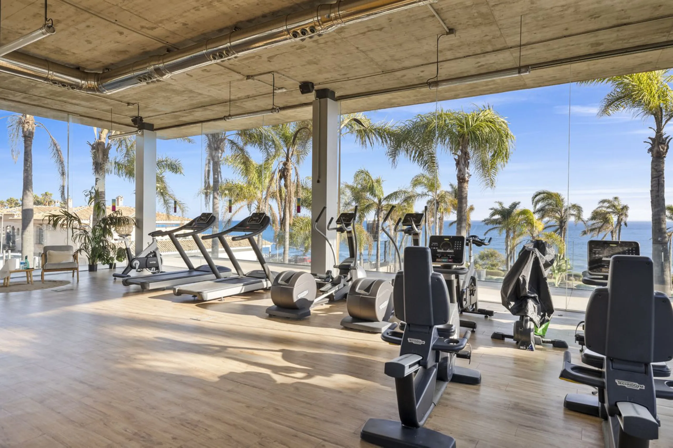 Discover this stylish first-floor apartment in the exclusive El Chaparral area of Mijas Costa, featuring a southwest orientation and a prime location between Fuengirola and La Cala de Mijas.