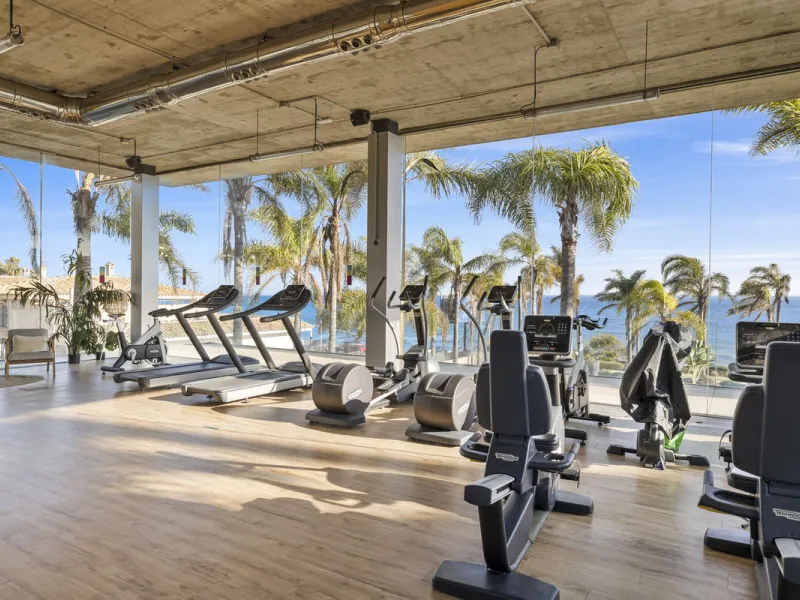 Discover this stylish first-floor apartment in the exclusive El Chaparral area of Mijas Costa, featuring a southwest orientation and a prime location between Fuengirola and La Cala de Mijas.