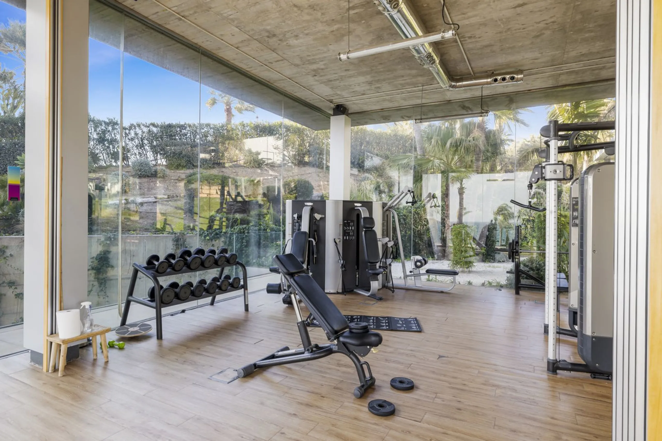 Discover this stylish first-floor apartment in the exclusive El Chaparral area of Mijas Costa, featuring a southwest orientation and a prime location between Fuengirola and La Cala de Mijas.
