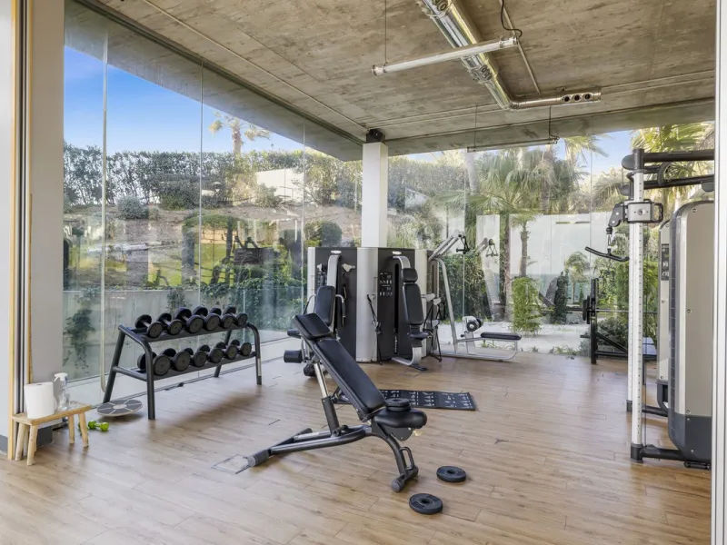 Discover this stylish first-floor apartment in the exclusive El Chaparral area of Mijas Costa, featuring a southwest orientation and a prime location between Fuengirola and La Cala de Mijas.