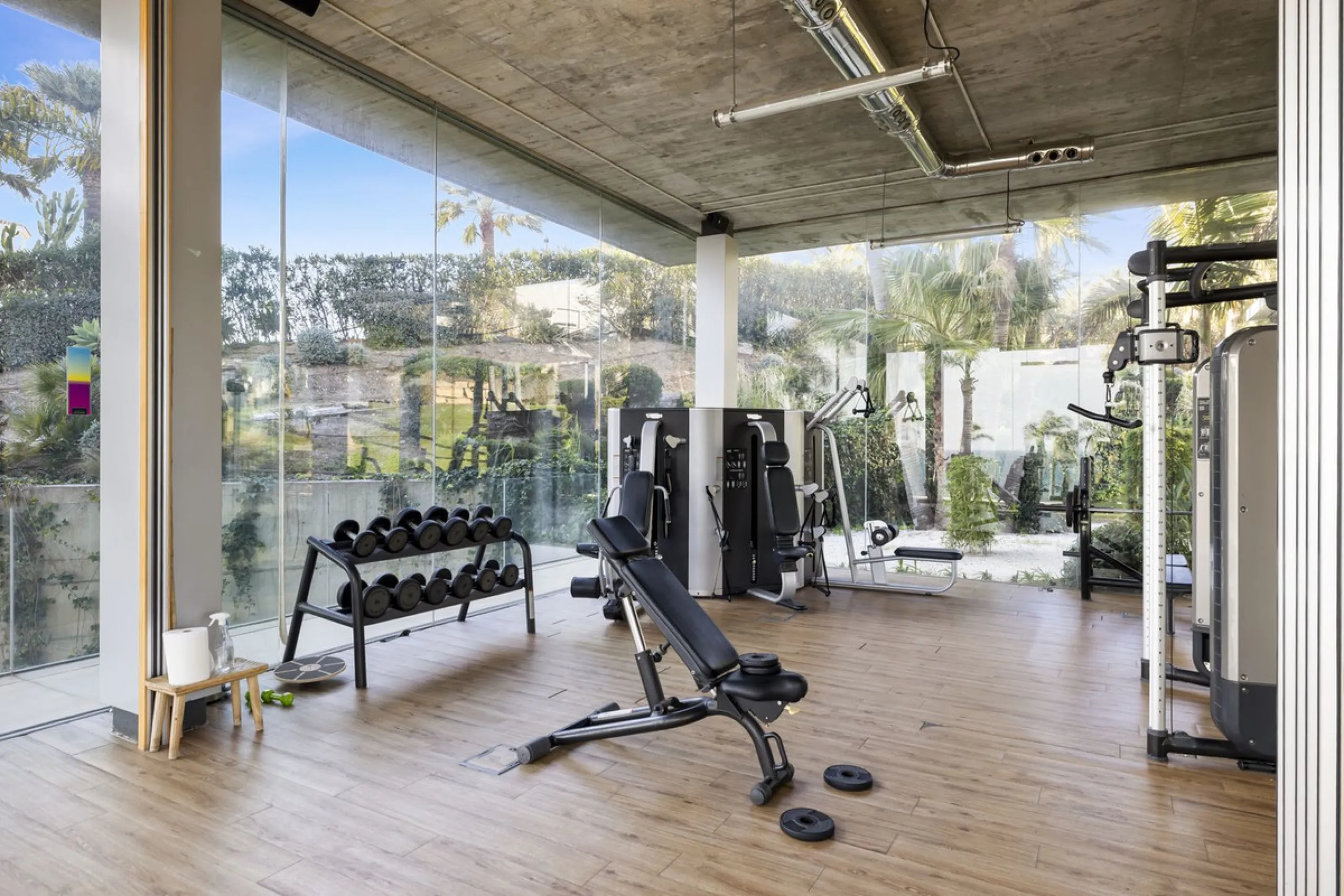 Discover this stylish first-floor apartment in the exclusive El Chaparral area of Mijas Costa, featuring a southwest orientation and a prime location between Fuengirola and La Cala de Mijas.