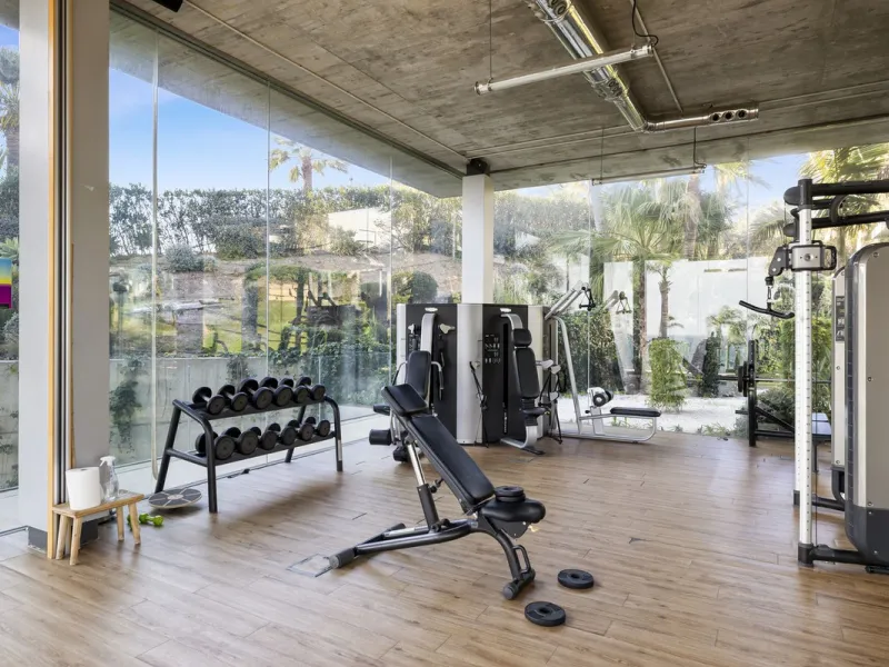 Discover this stylish first-floor apartment in the exclusive El Chaparral area of Mijas Costa, featuring a southwest orientation and a prime location between Fuengirola and La Cala de Mijas.