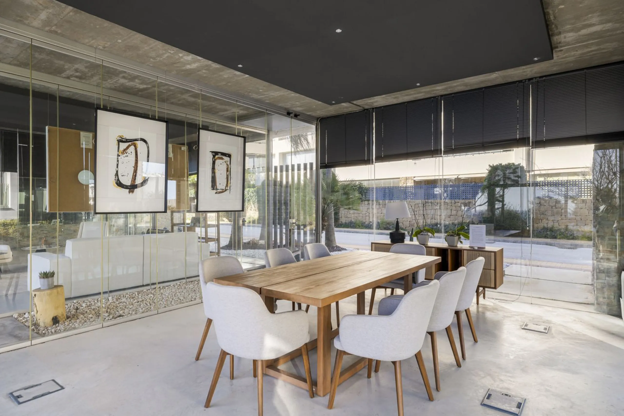 Discover this stylish first-floor apartment in the exclusive El Chaparral area of Mijas Costa, featuring a southwest orientation and a prime location between Fuengirola and La Cala de Mijas.