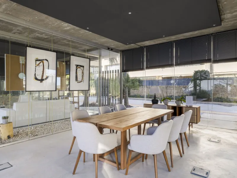 Discover this stylish first-floor apartment in the exclusive El Chaparral area of Mijas Costa, featuring a southwest orientation and a prime location between Fuengirola and La Cala de Mijas.