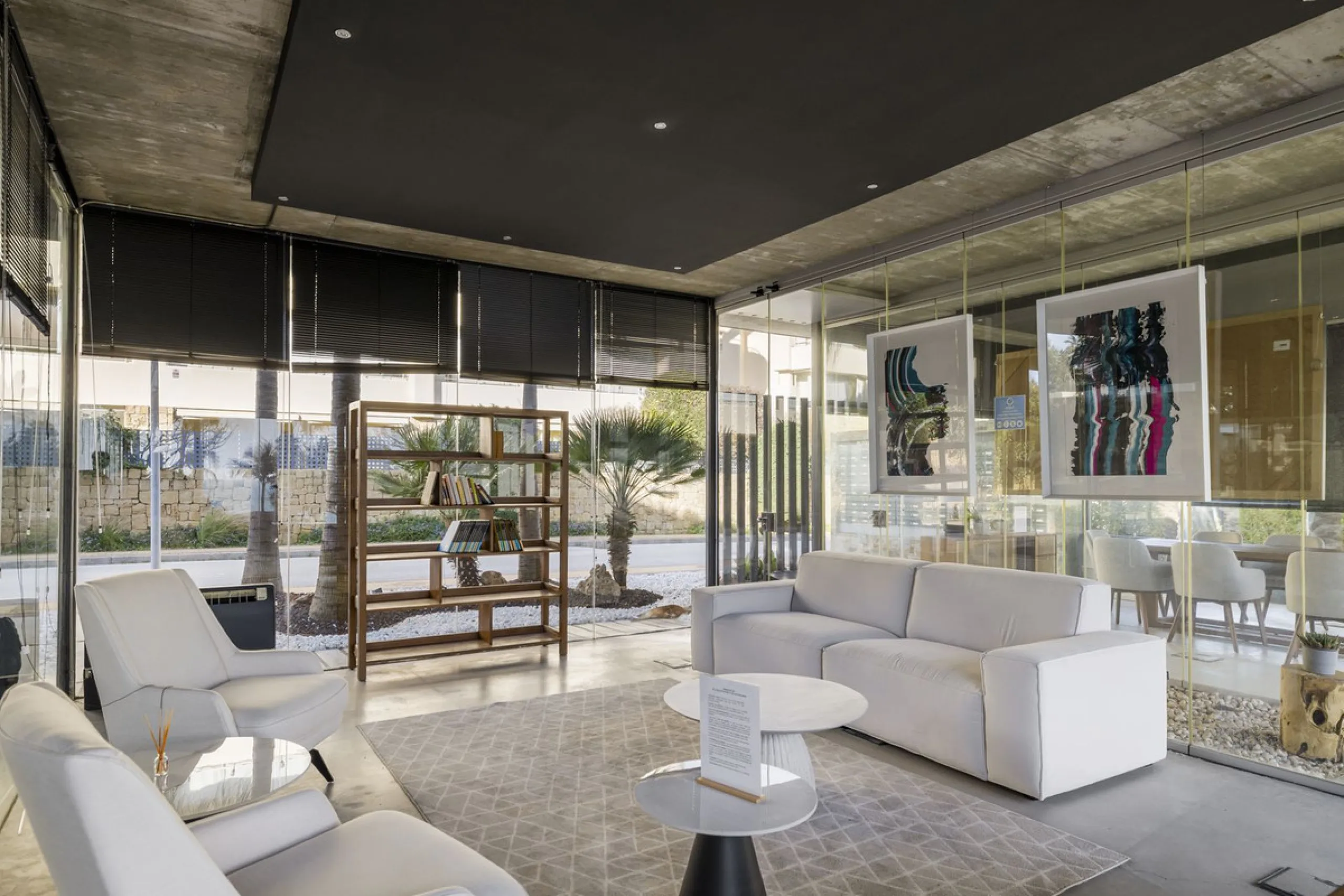 Discover this stylish first-floor apartment in the exclusive El Chaparral area of Mijas Costa, featuring a southwest orientation and a prime location between Fuengirola and La Cala de Mijas.