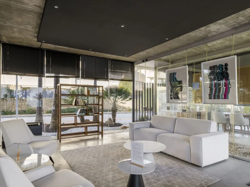 Discover this stylish first-floor apartment in the exclusive El Chaparral area of Mijas Costa, featuring a southwest orientation and a prime location between Fuengirola and La Cala de Mijas.