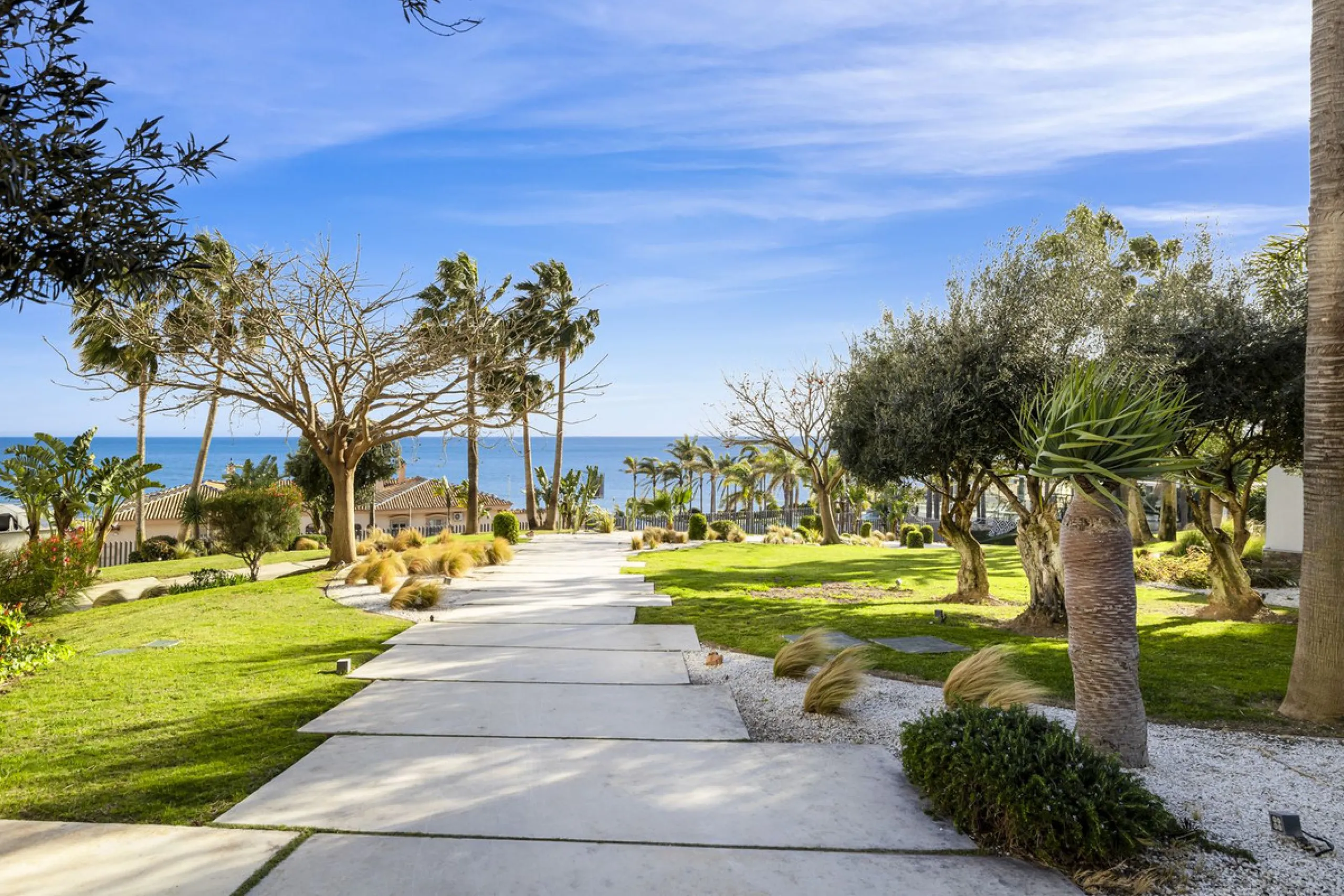 Discover this stylish first-floor apartment in the exclusive El Chaparral area of Mijas Costa, featuring a southwest orientation and a prime location between Fuengirola and La Cala de Mijas.