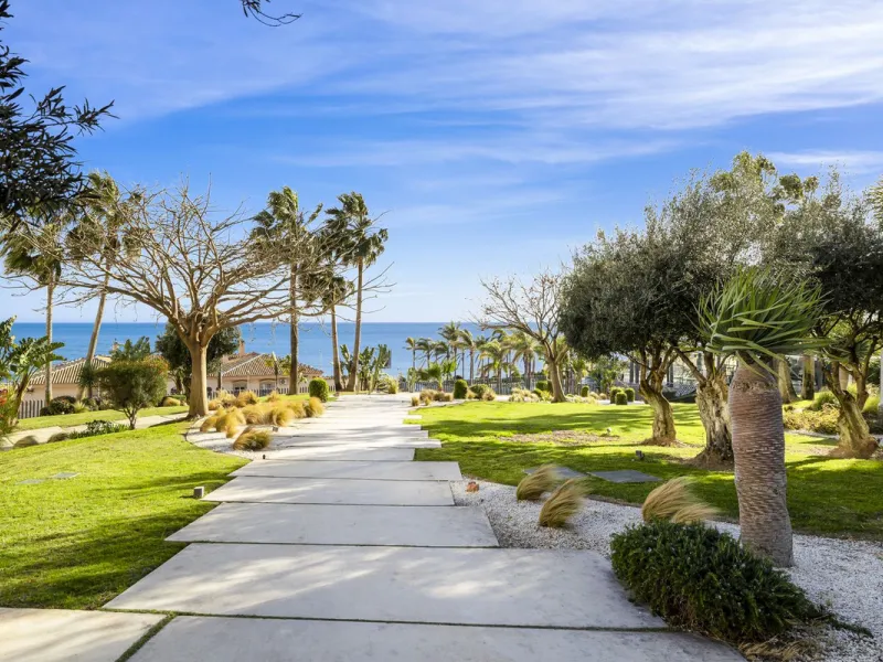 Discover this stylish first-floor apartment in the exclusive El Chaparral area of Mijas Costa, featuring a southwest orientation and a prime location between Fuengirola and La Cala de Mijas.