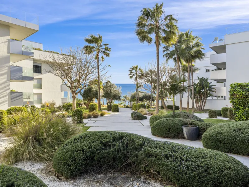 Discover this stylish first-floor apartment in the exclusive El Chaparral area of Mijas Costa, featuring a southwest orientation and a prime location between Fuengirola and La Cala de Mijas.
