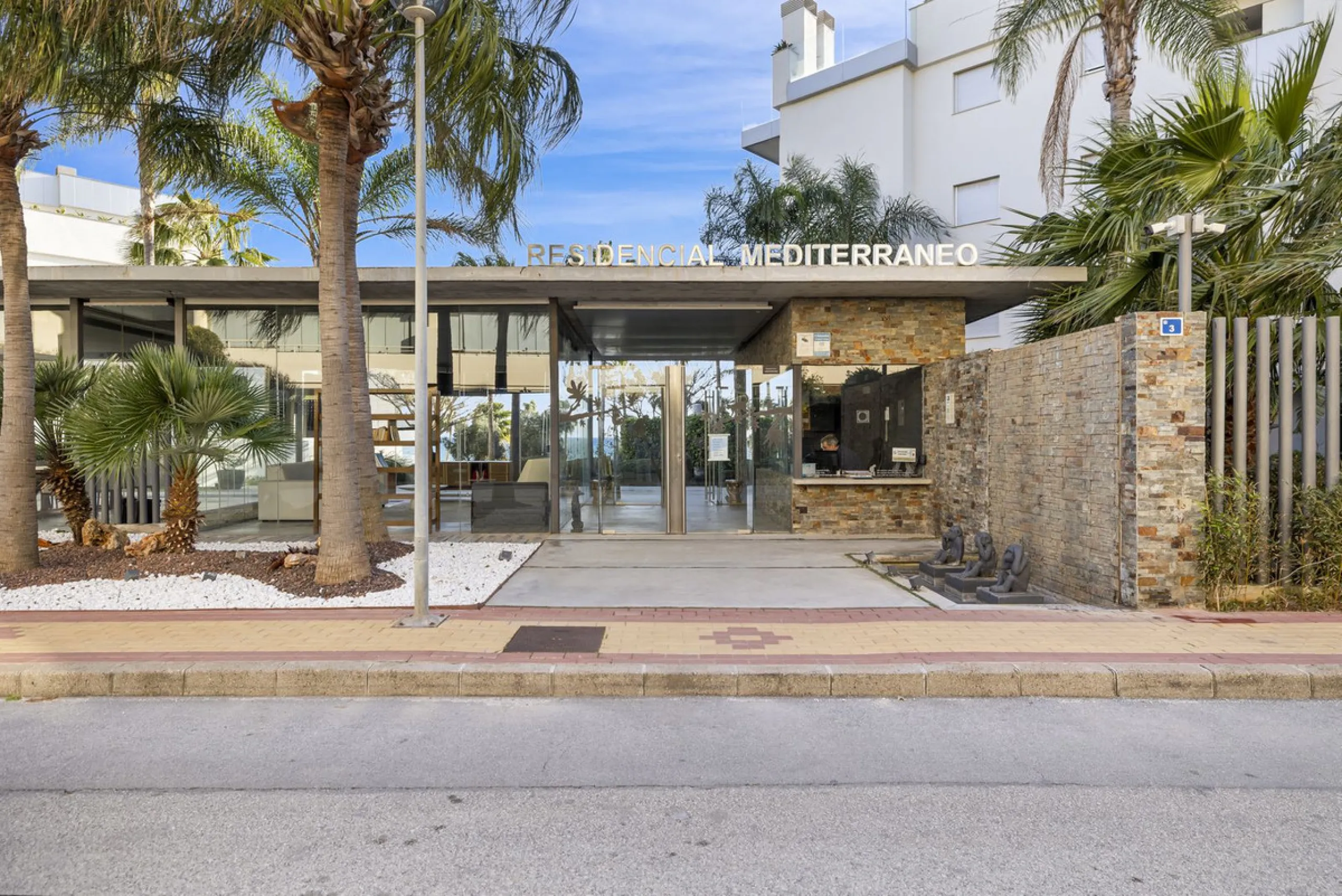 Discover this stylish first-floor apartment in the exclusive El Chaparral area of Mijas Costa, featuring a southwest orientation and a prime location between Fuengirola and La Cala de Mijas.