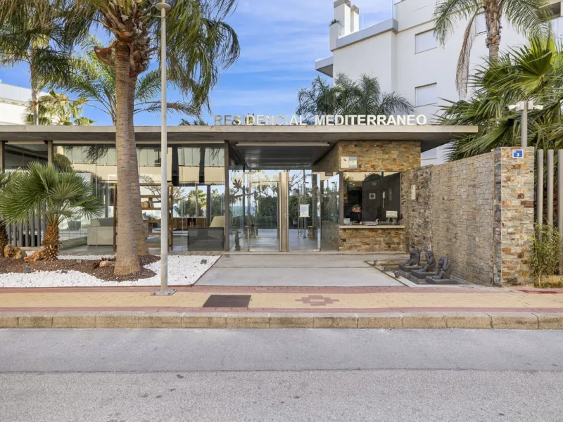 Discover this stylish first-floor apartment in the exclusive El Chaparral area of Mijas Costa, featuring a southwest orientation and a prime location between Fuengirola and La Cala de Mijas.