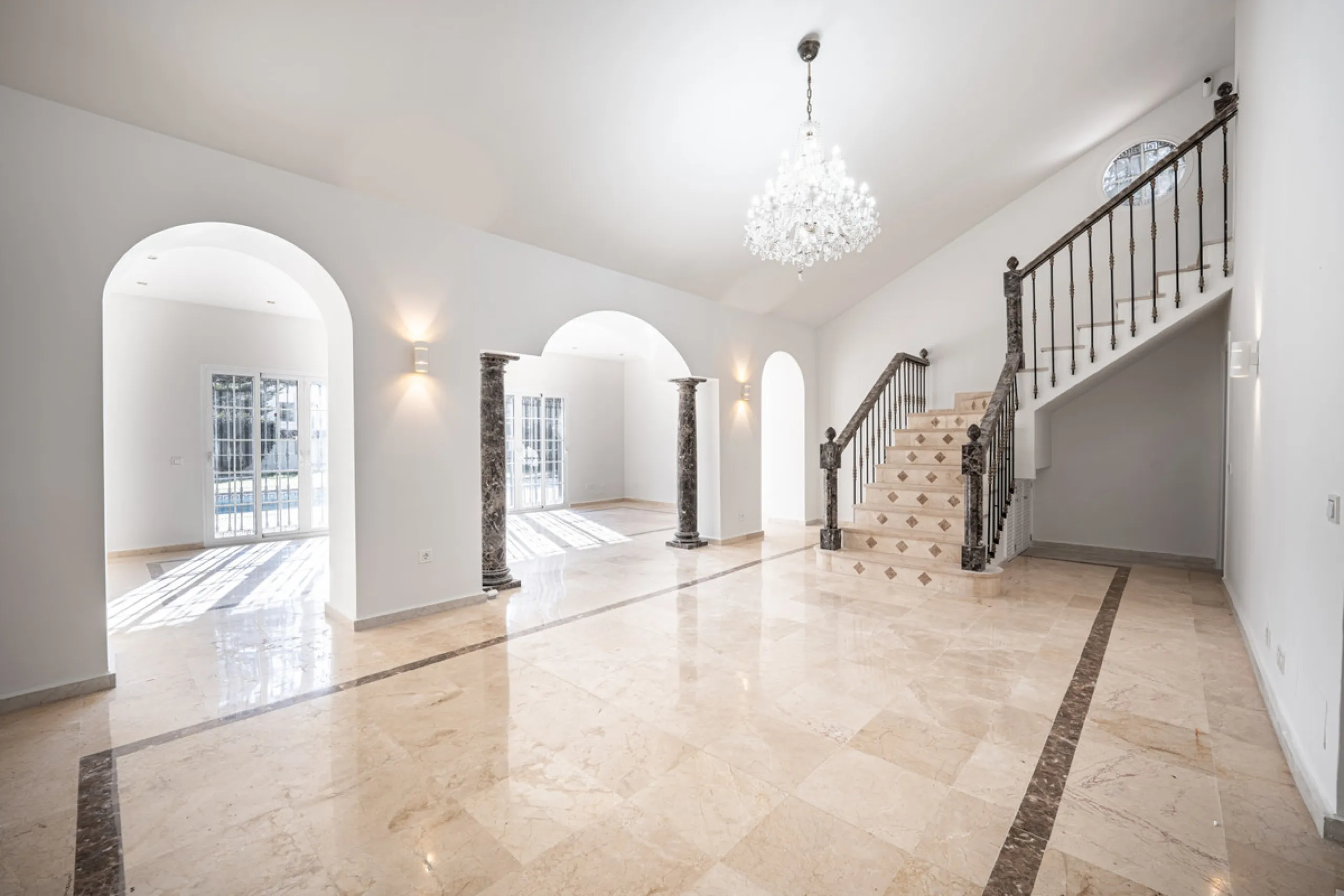 House - Detached Villa в продаже в Marbella, Málaga. В доме 4 спален и 4 ванных комнат. Площадь дома 466 м². Площадь участка 1000 м²