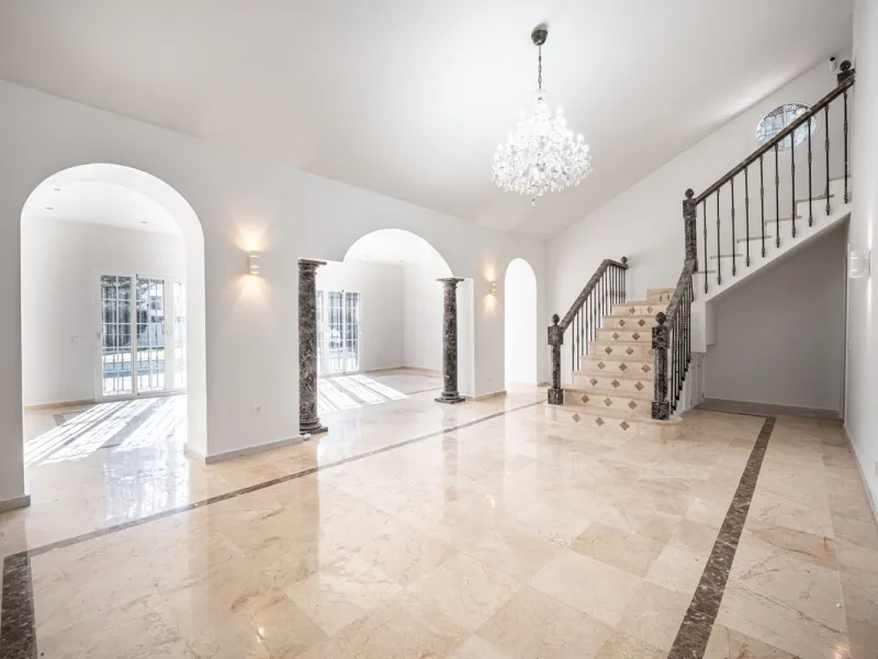 This home is a 4 bedroom 4 bathroom villa set on a large 1000sqm plot in one of the most prestigious areas of Nueva Andalucía. The home overlooks Las Brisas Golf and enjoys open views to La Concha. It offers a private pool, landscaped garden and a three c