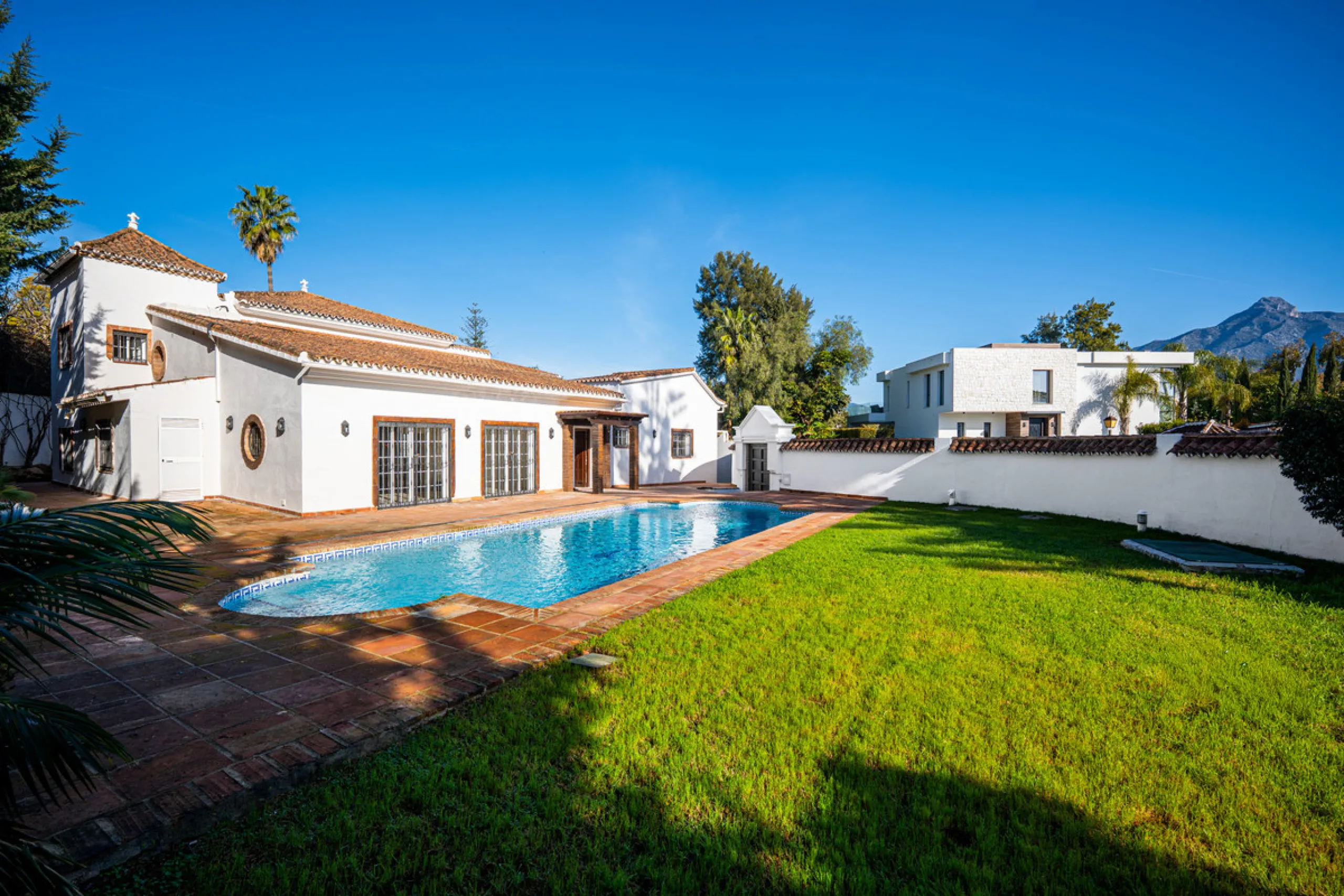 House - Detached Villa в продаже в Marbella, Málaga. В доме 4 спален и 4 ванных комнат. Площадь дома 466 м². Площадь участка 1000 м²
