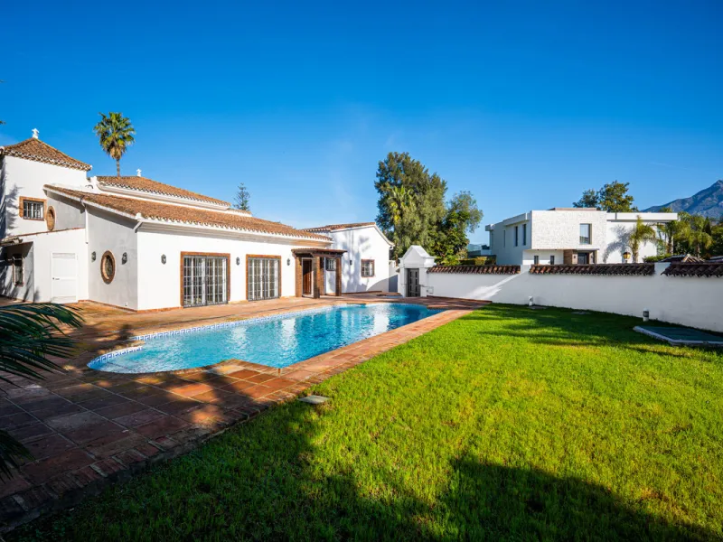 House - Detached Villa в продаже в Marbella, Málaga. В доме 4 спален и 4 ванных комнат. Площадь дома 466 м². Площадь участка 1000 м²