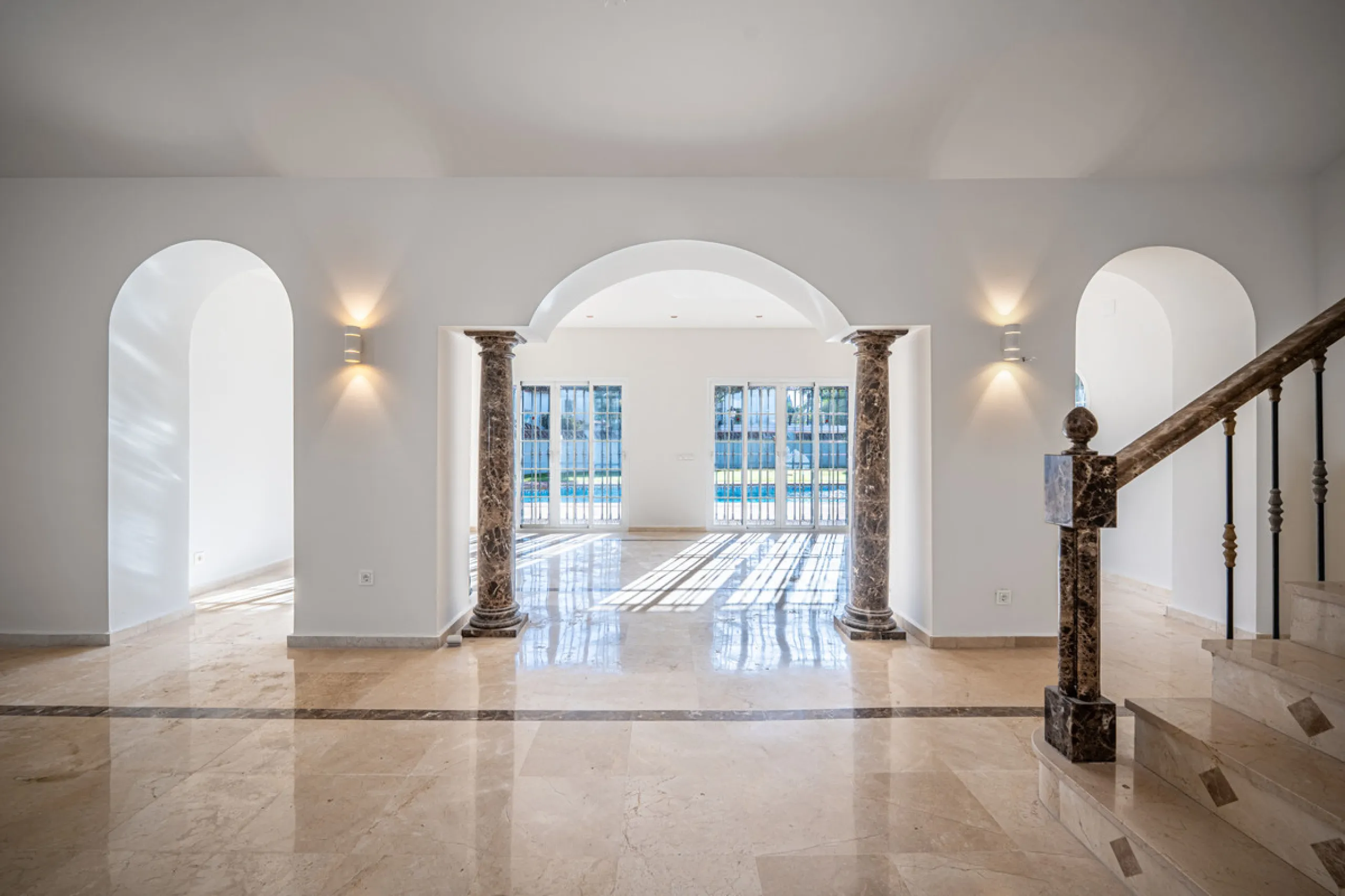 House - Detached Villa в продаже в Marbella, Málaga. В доме 4 спален и 4 ванных комнат. Площадь дома 466 м². Площадь участка 1000 м²