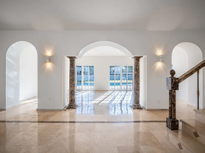 House - Detached Villa в продаже в Marbella, Málaga. В доме 4 спален и 4 ванных комнат. Площадь дома 466 м². Площадь участка 1000 м²