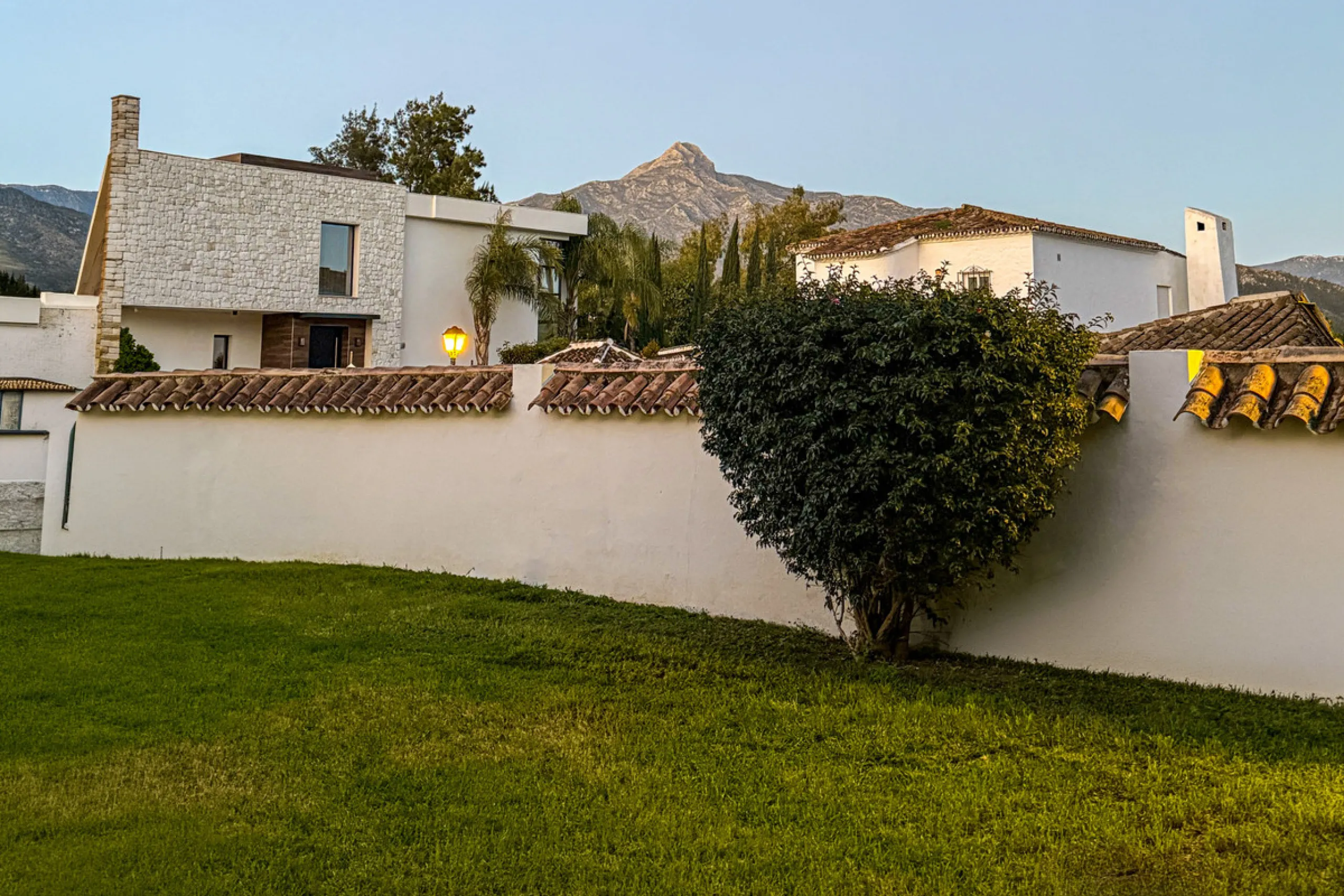 House - Detached Villa в продаже в Marbella, Málaga. В доме 4 спален и 4 ванных комнат. Площадь дома 466 м². Площадь участка 1000 м²