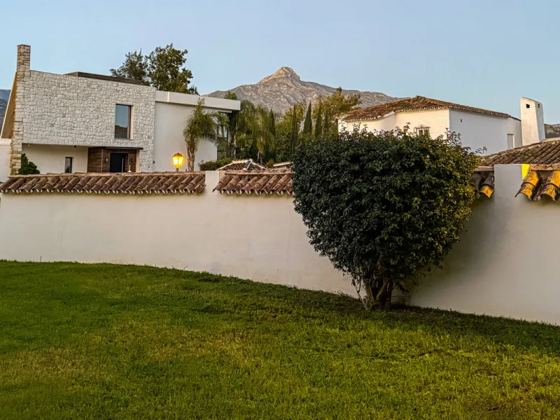 House - Detached Villa в продаже в Marbella, Málaga. В доме 4 спален и 4 ванных комнат. Площадь дома 466 м². Площадь участка 1000 м²