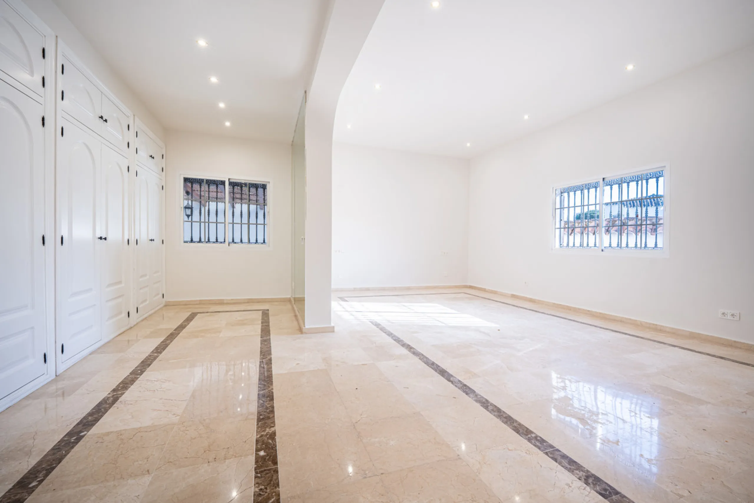 House - Detached Villa в продаже в Marbella, Málaga. В доме 4 спален и 4 ванных комнат. Площадь дома 466 м². Площадь участка 1000 м²