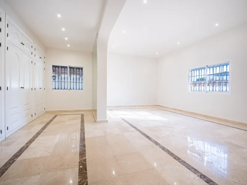 House - Detached Villa в продаже в Marbella, Málaga. В доме 4 спален и 4 ванных комнат. Площадь дома 466 м². Площадь участка 1000 м²